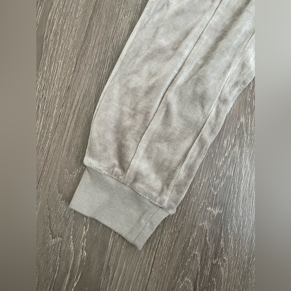 Fear of God Essentials Women's Velour Pant Desert Taupe - Picture 4 of 7